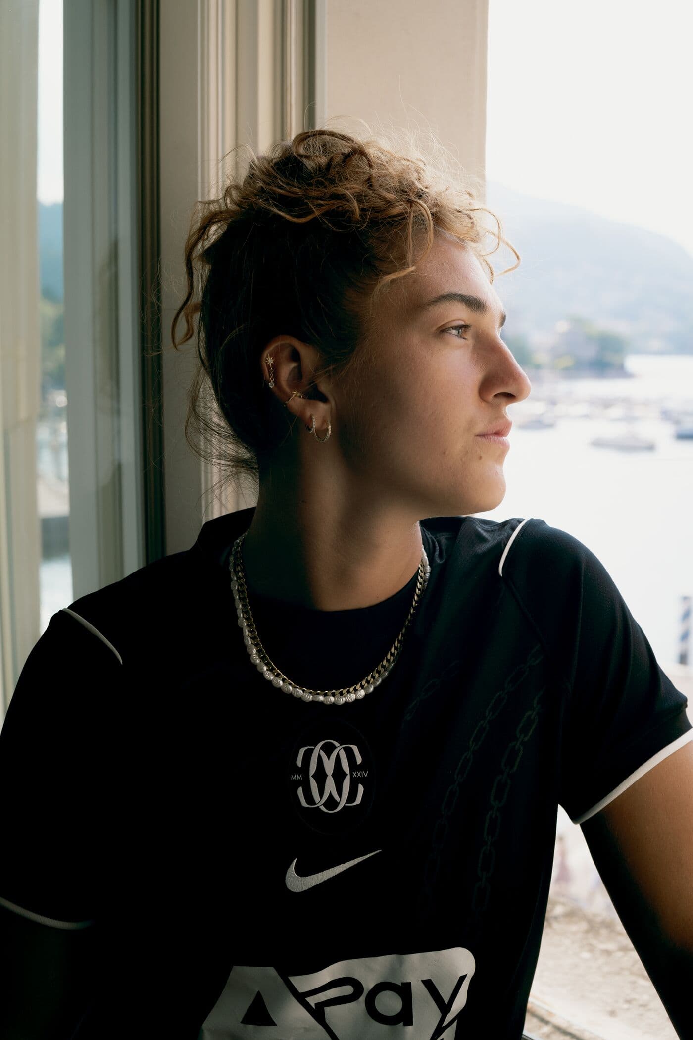 Astrid Gilardi del Como Women alla finestra, con la maglia scura Nike
